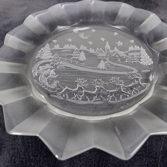 Mikasa Silent Night 14" Glass Christmas Holiday Themed Serving Platter - Picture 3 of 8